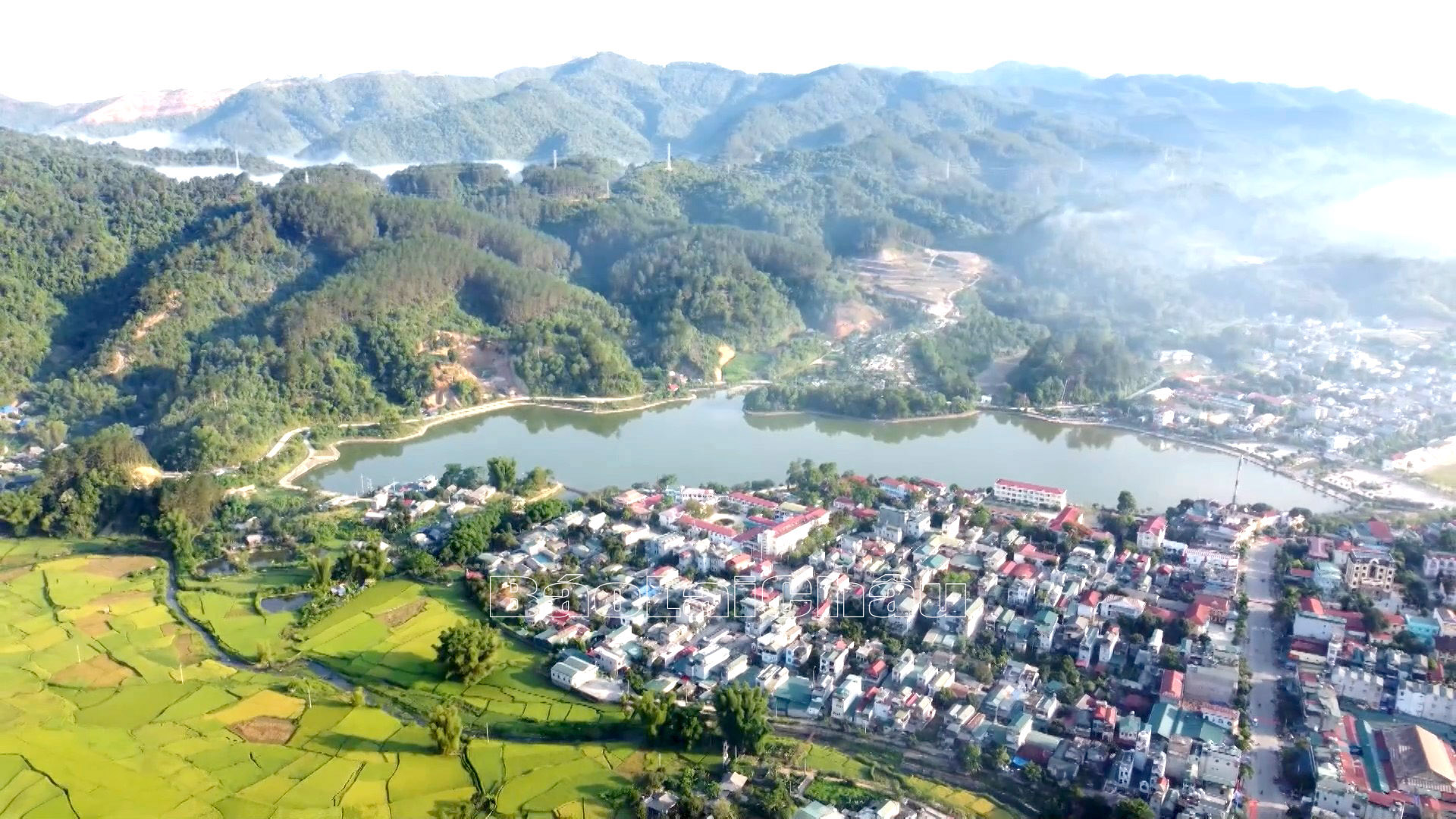 Xây dựng điển hình bảo vệ an ninh Tổ quốc nhờ đó thị trấn Than Uyên ngày càng phát triển đổi mới.